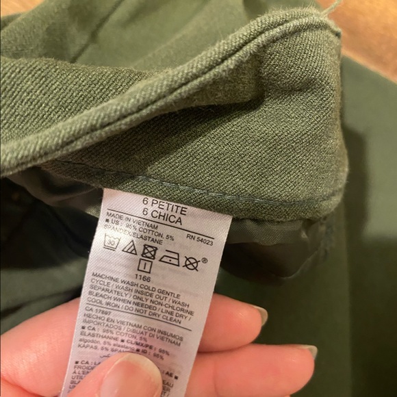 Old Navy Army Green Pixie Pants. Size 6 - Picture 3 of 3